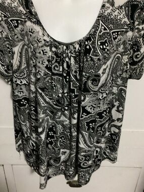 Women’s Paisley Scoop Neck Short Sleeve Top - Black & White size 1X